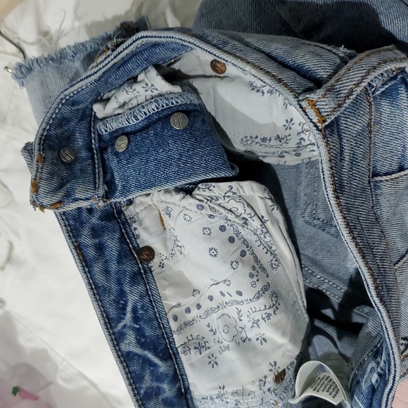 WE THE FREE DENIM JEAN SHORTS RAW HEM SIZE 24 BUTTONFLY FREE PEOPLE - Picture 7 of 7